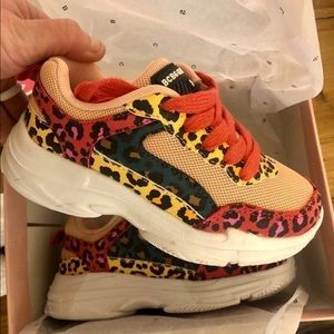 NWT BCBG GIRLS LESLIE SNEAKERS
